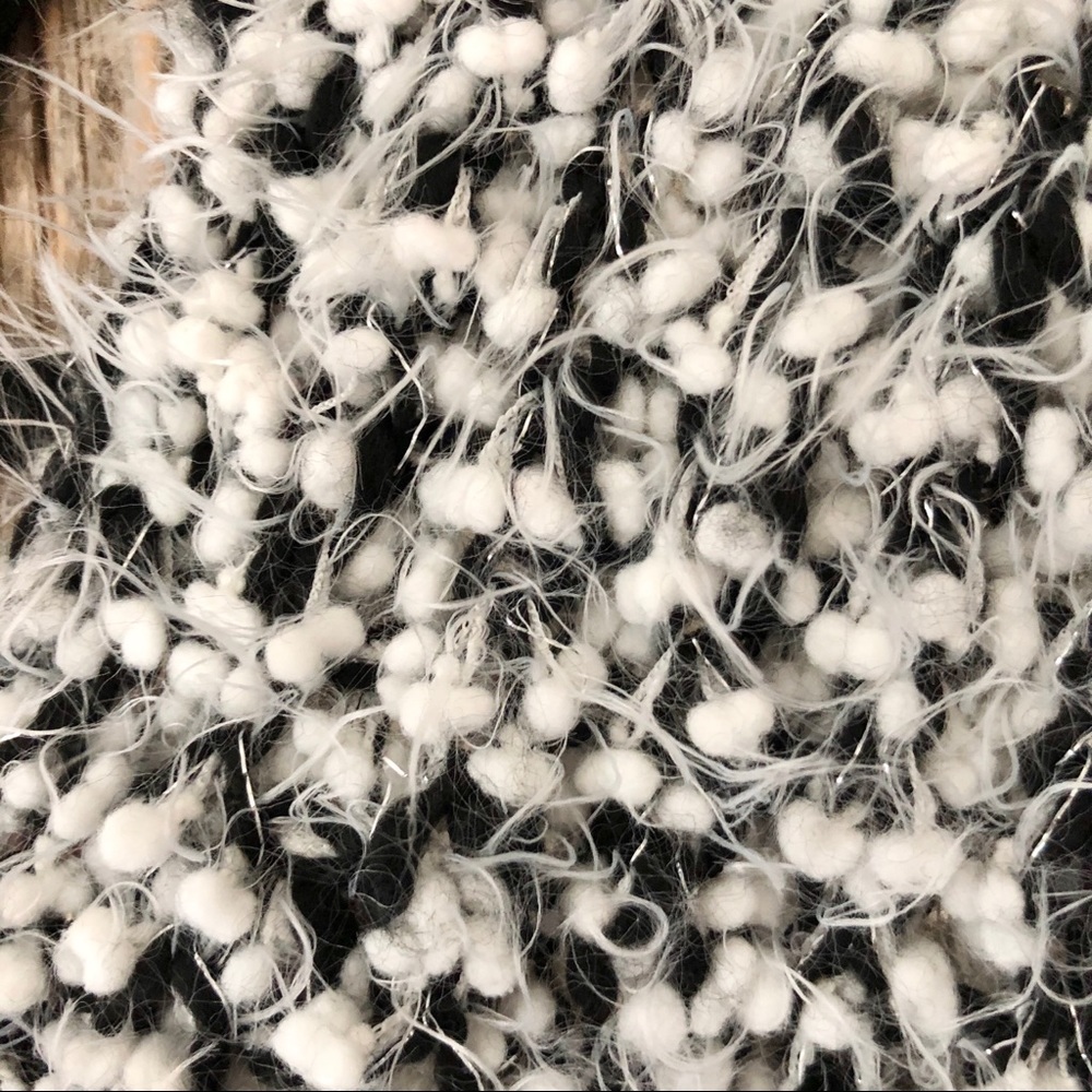 ⚫️ Black & White Infinity Scarf - Picture 4 of 6